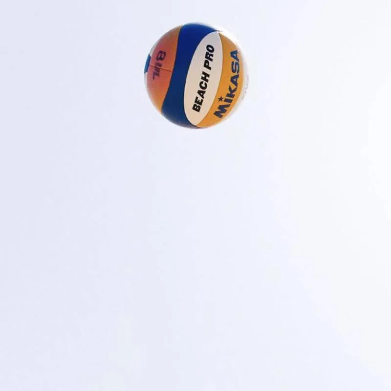 Balón de voley playa en el aire