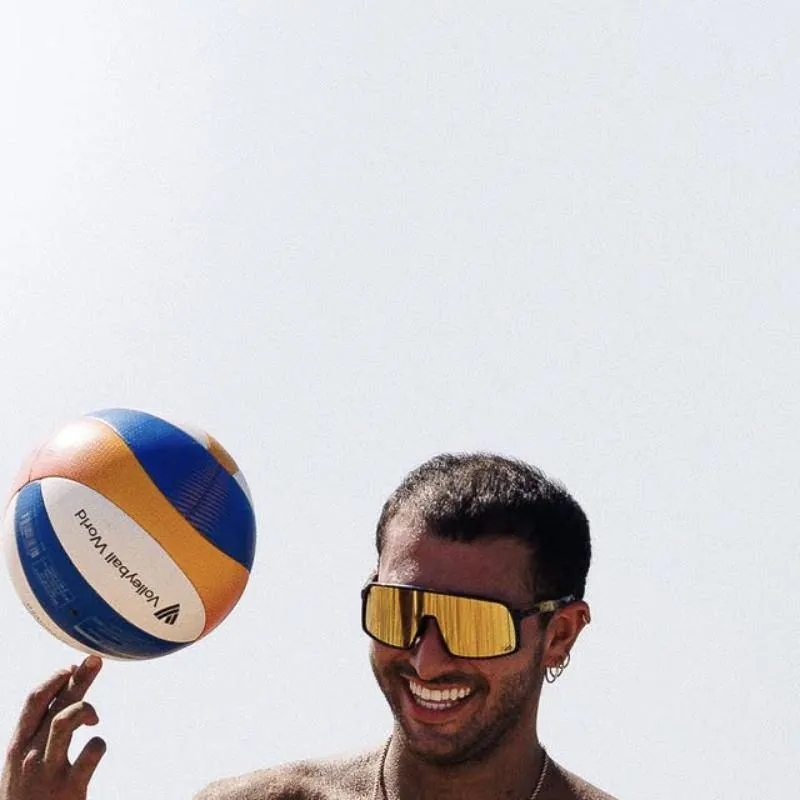 Jugador sonriendo con el balón en la mano